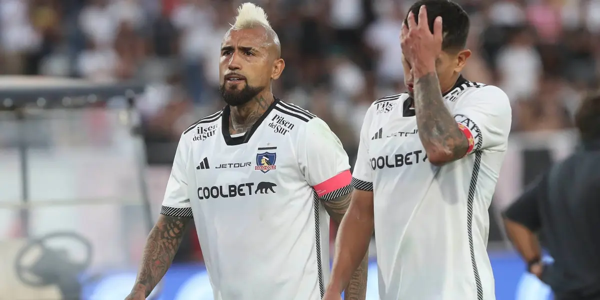 Arturo Vidal y Esteban Pavez con la camiseta de Colo Colo.