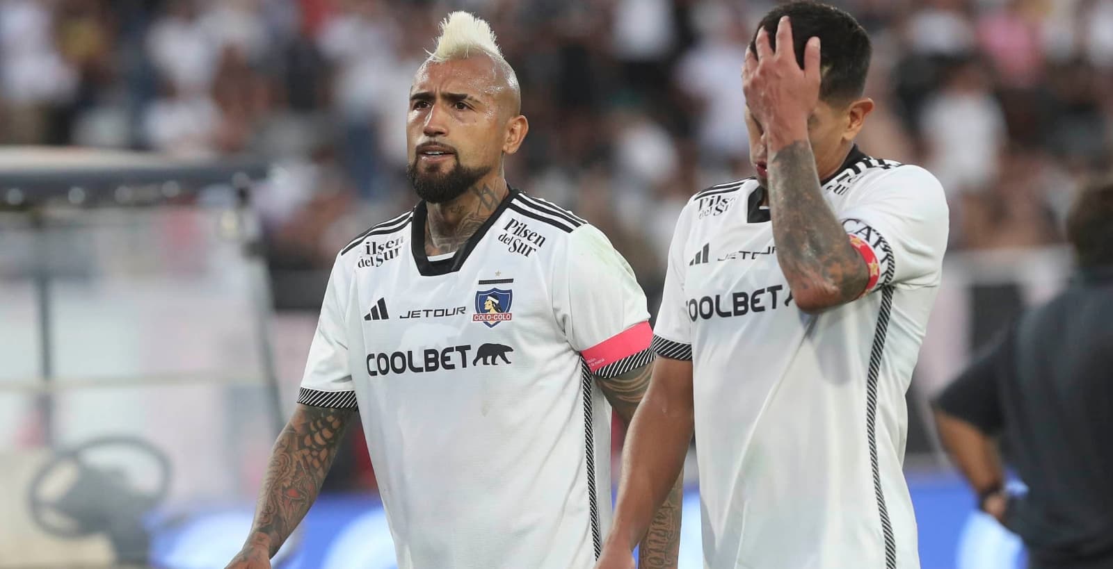 Arturo Vidal y Esteban Pavez con la camiseta de Colo Colo.