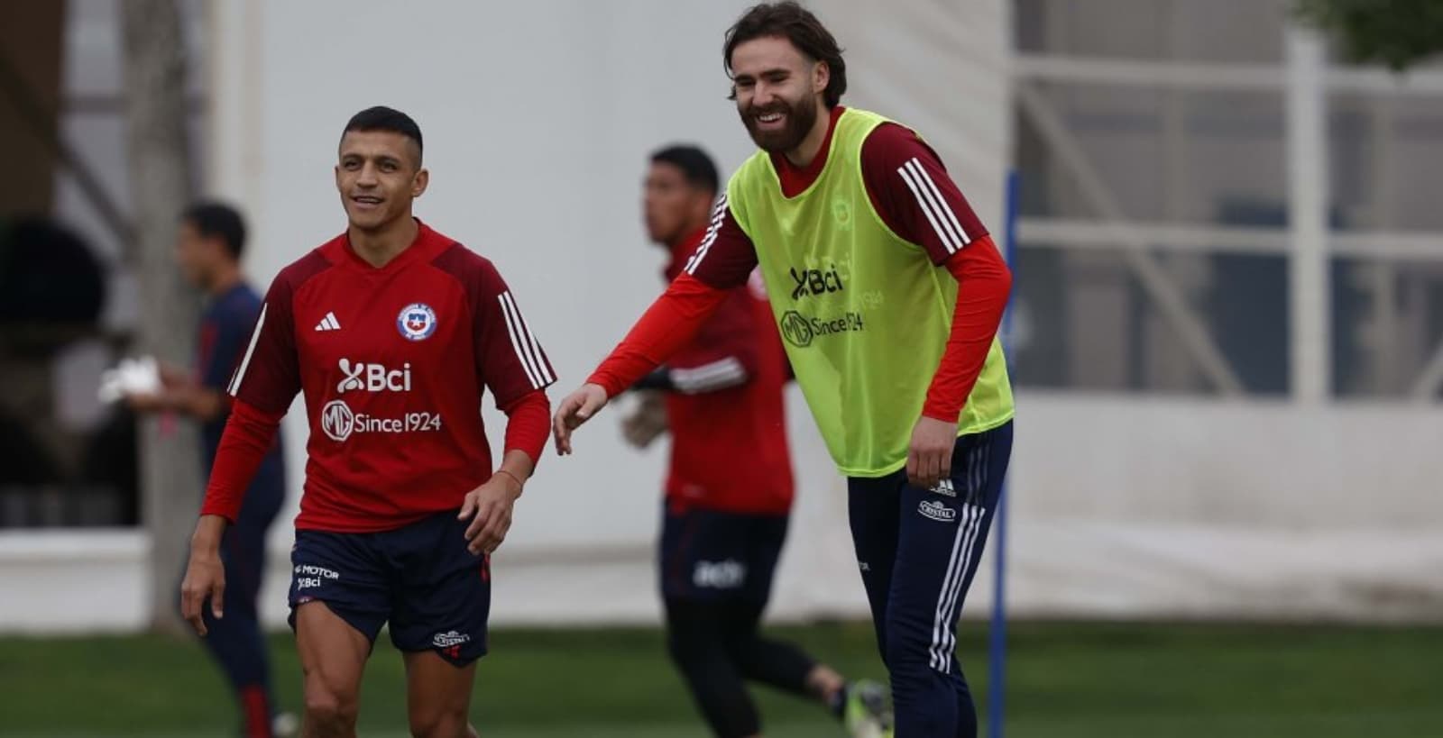 Ben Brereton y Alexis Sánchez.