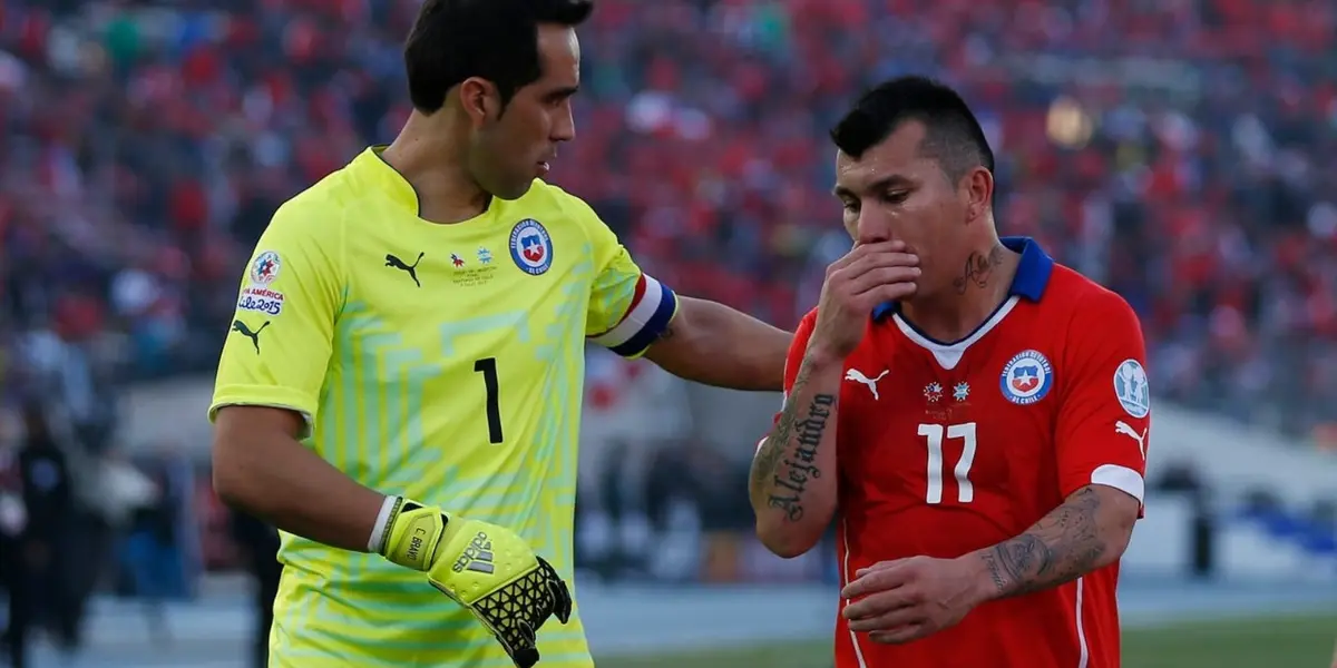 Claudio Bravo y Gary Medel jugando por la selección chilena.