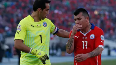 Claudio Bravo y Gary Medel jugando por la selección chilena.