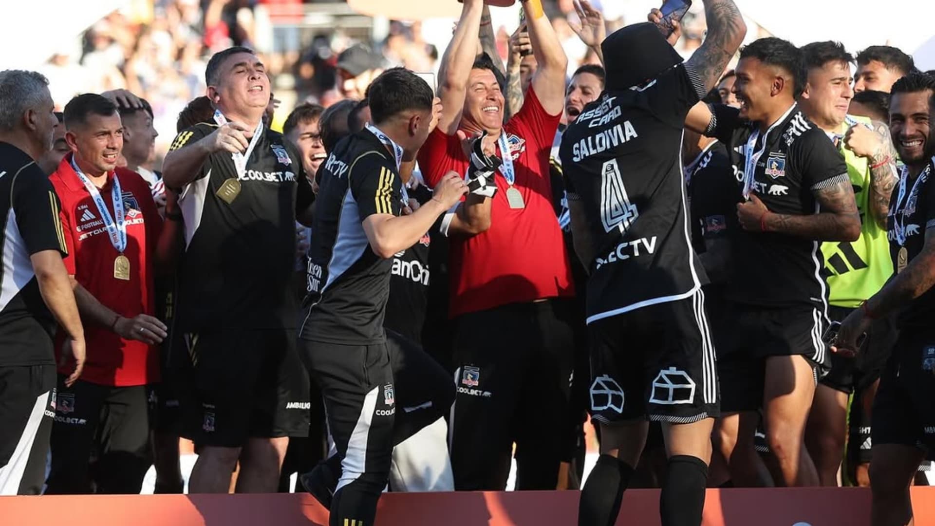 Colo Colo sufre las consecuencias de las salidas de Cortés y Bolados. Foto: Instagram
