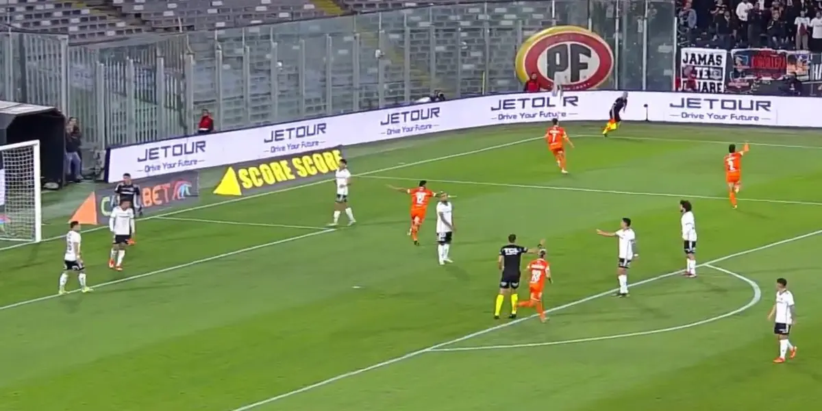 Colo Colo y Cobreloa jugando en el Monumental.