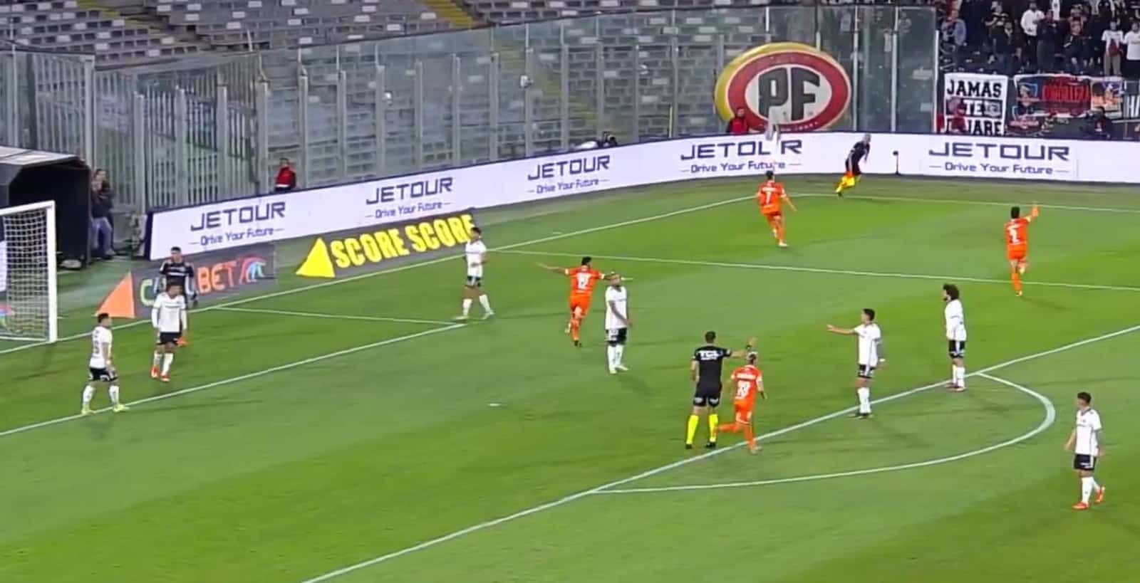 Colo Colo y Cobreloa jugando en el Monumental.