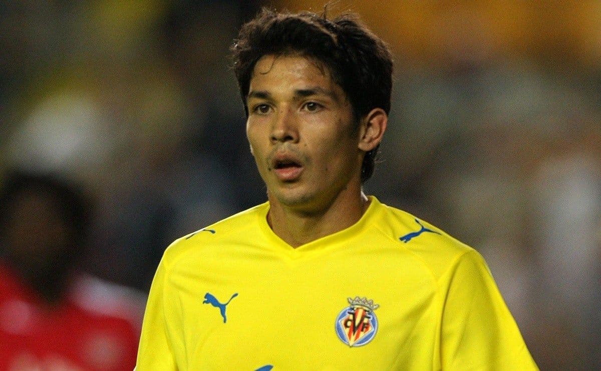 Condecorado con el premio al jugador más destacado del continente en 2006, su carrera nunca pudo explotar en Europa.