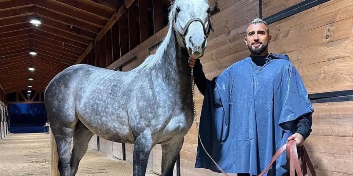 Considerado uno de los mejores futbolistas chilenos de todos los tiempos, su sueño cuando chico no era solamente ser futbolista.