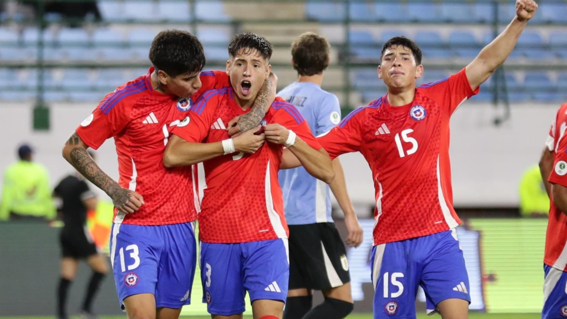 El árbitro prefirió terminar el partido y no recurrir al VAR, lo que desató la furia de los chilenos.