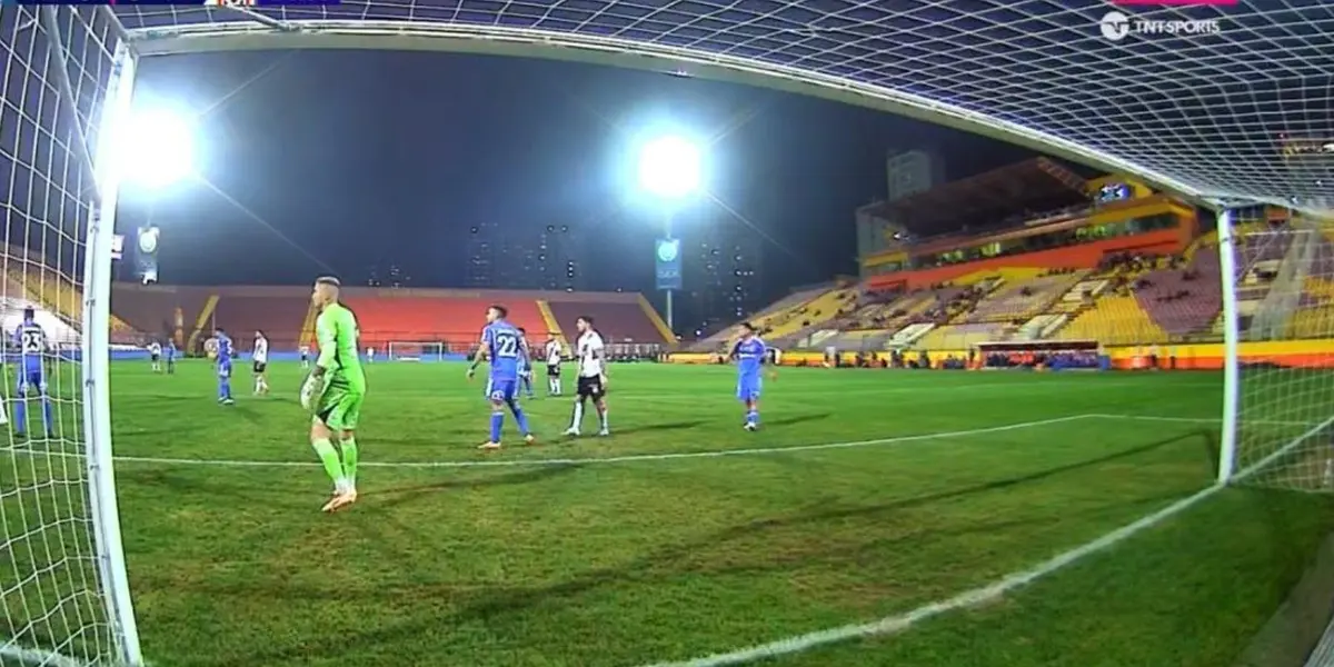 El arquero azul está viviendo un partido muy activo.