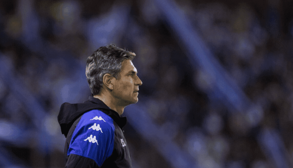El arribo del entrenador argentino no estará libre de obstáculos. La conformación del plantel no será un proceso fácil.