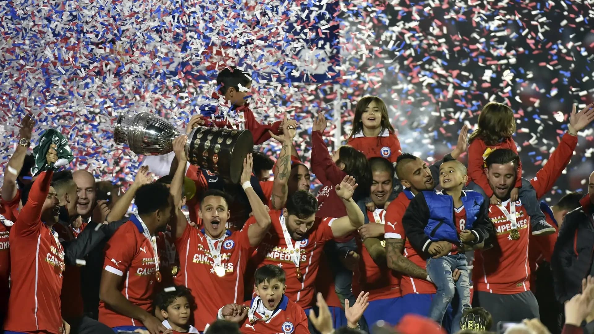 El crack de La Roja surgió desde la pobreza y pese a sus éxitos, no esconde sus orígenes.
