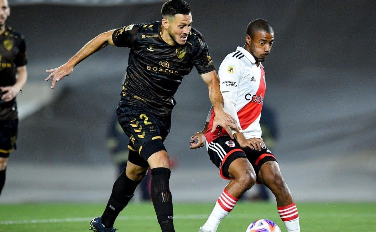 El defensor argentino aceptó requerimientos muy específicos para llegar al cuadro albo, pocas veces visto en jugadores extranjeros.