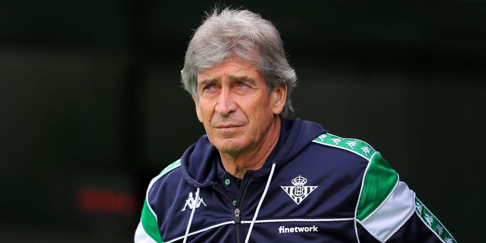 El entrenador chileno habría sorprendido en España con su anuncio.