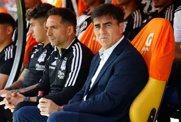 El entrenador de Colo Colo no se conformaba con las respuestas.