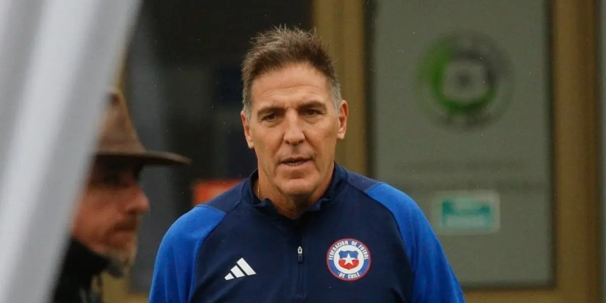 El entrenador de la Selección Chilena trabaja en medio de la presión.