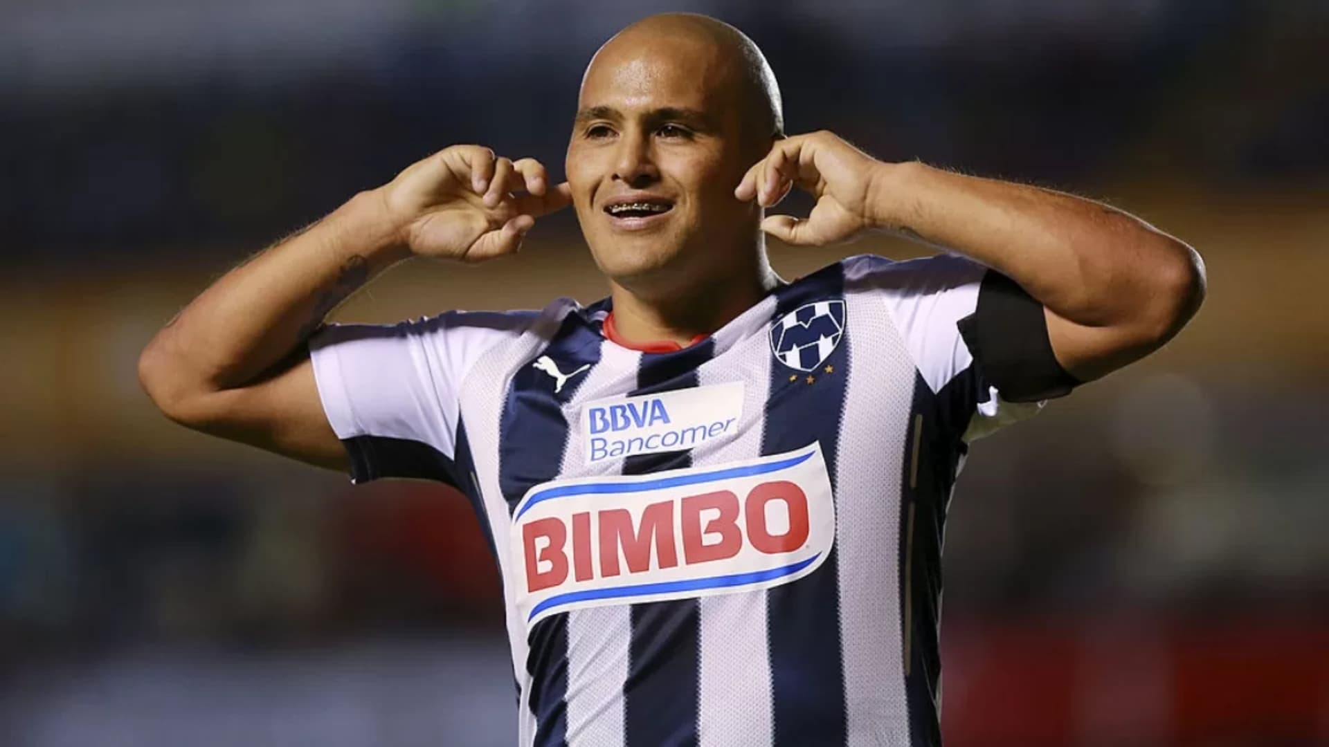 El ex delantero de La Roja ha superado complejas lesiones y se rehúsa al retiro.