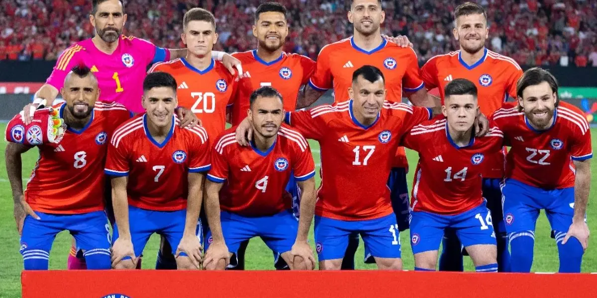 El exjugador de La Roja compartió con los futbolistas chilenos.