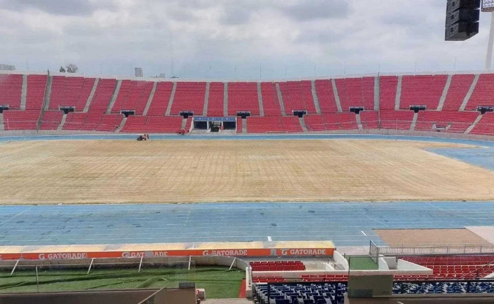 El fútbol chileno está aproblemado. El principal recinto deportivo del país está en pésimas condiciones y pone en riesgo la localía de La Roja.