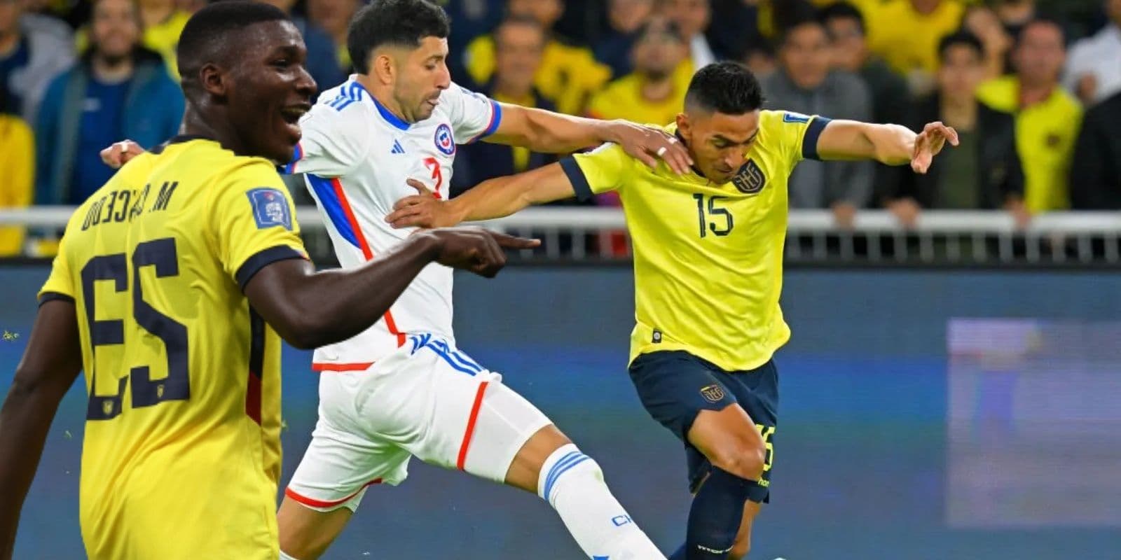 El futbolista ecuatoriano salió superado en un durísimo partido en su zona.