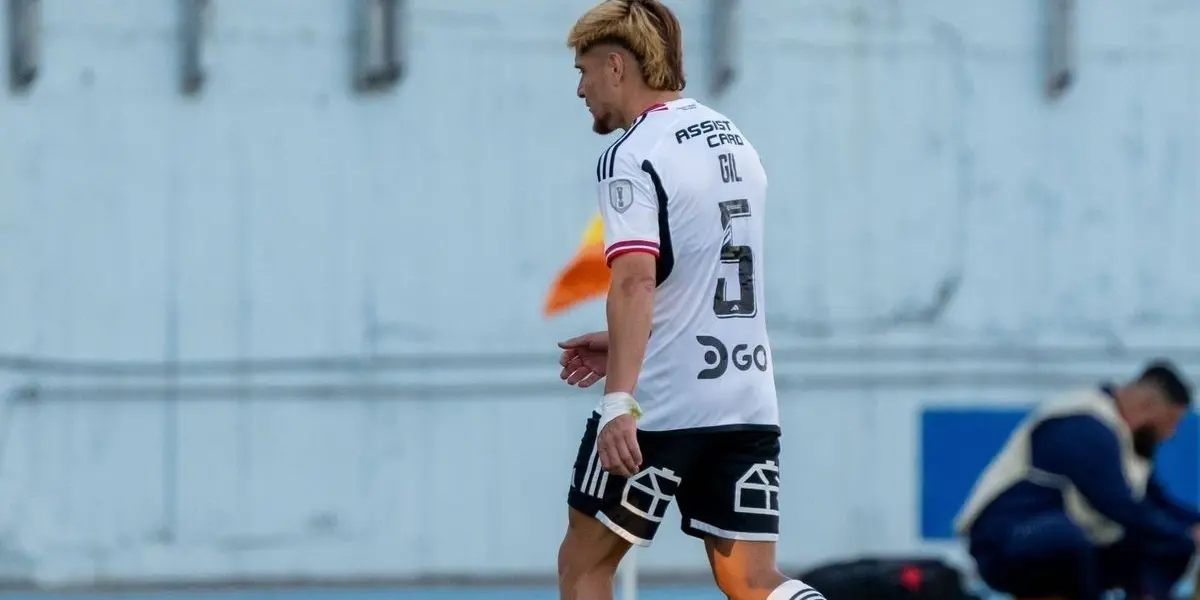 El futbolista salió molesto del terreno de juego.