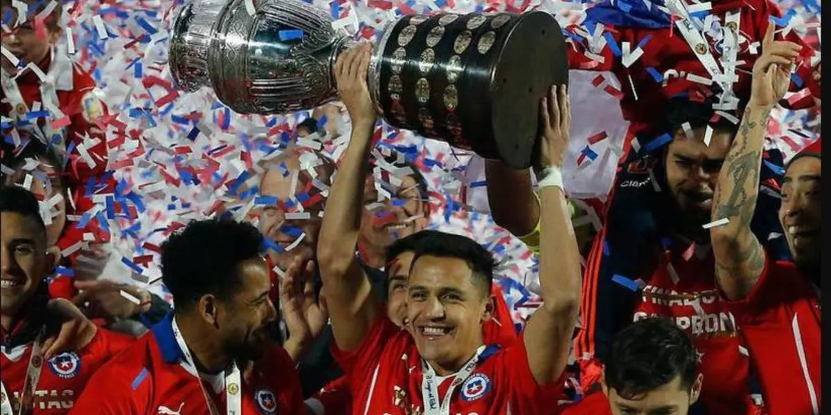 El futbolista se puso de lado de sus compañeros tras la derrota.