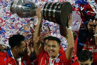 El futbolista se puso de lado de sus compañeros tras la derrota.