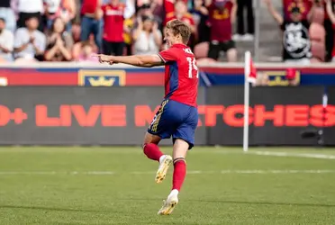 El futbolista tiene 21 años y en 2021 cambió su apellido por el de su padre adoptivo.