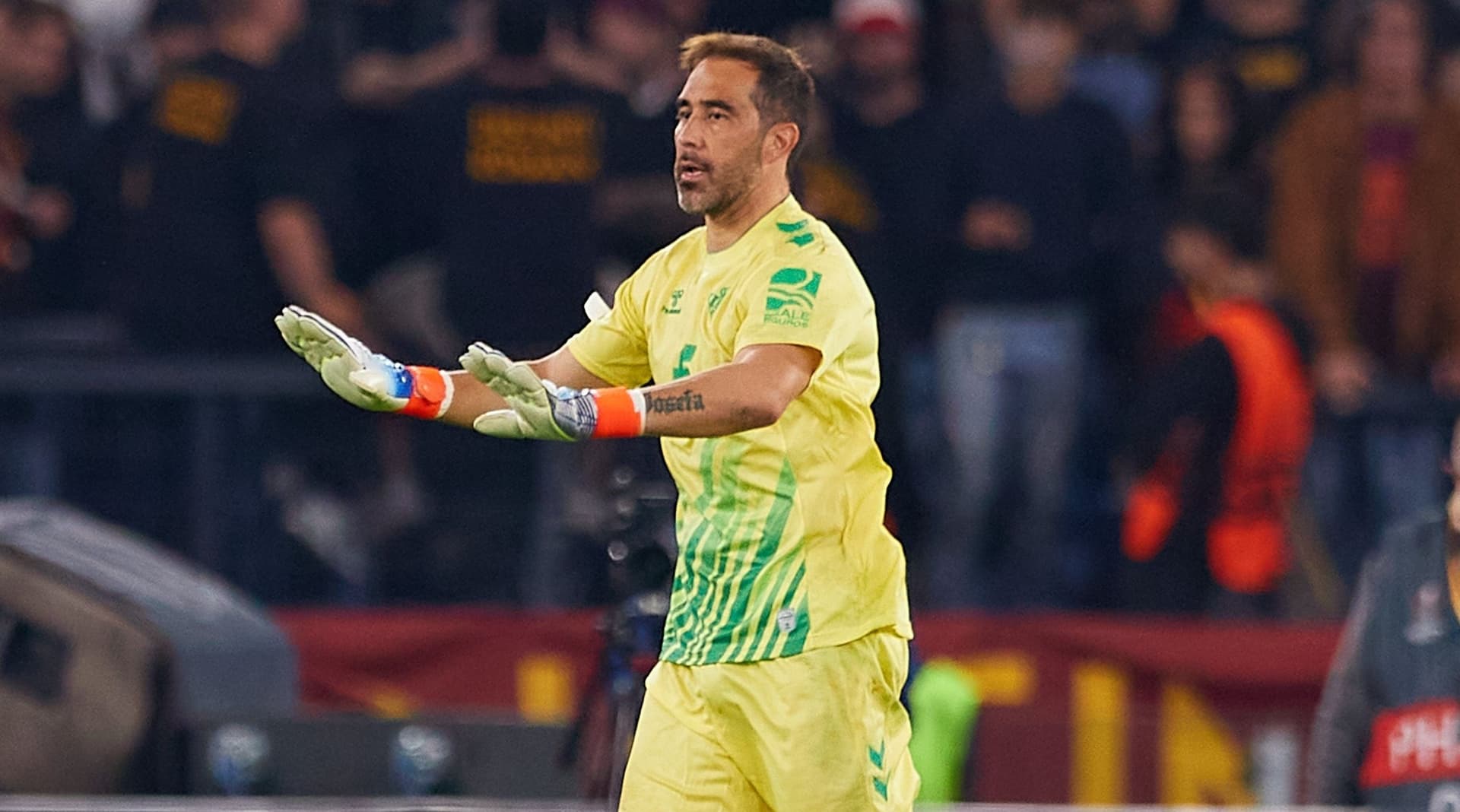 El histórico capitán y arquero de la selección chilena ha pasado buenos y malos momentos en el club andaluz