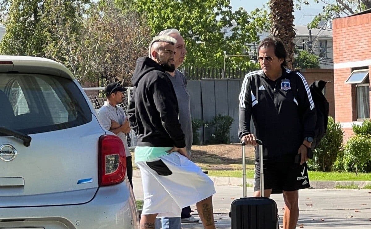 El ídolo del pueblo colocolino está en nuestro país y aprovechó para visitar el lugar que lo vio nacer como futbolista profesional.