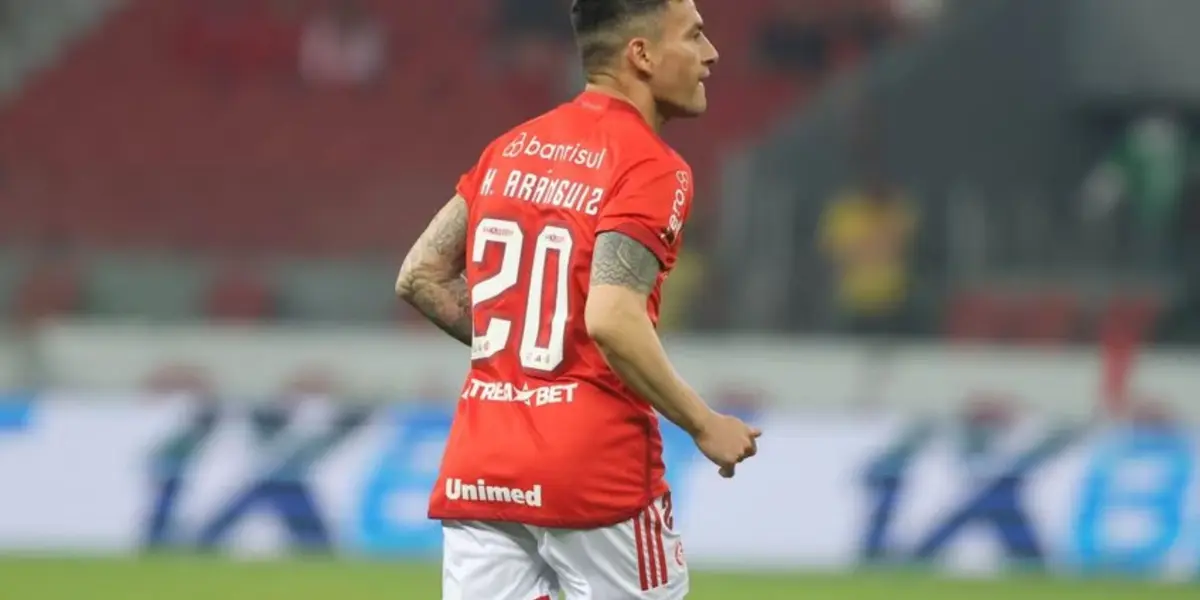 El jugador histórico de la Roja luego de llegar lesionado a Brasil finalmente tuvo su redebut, algo que mira Berizzo.