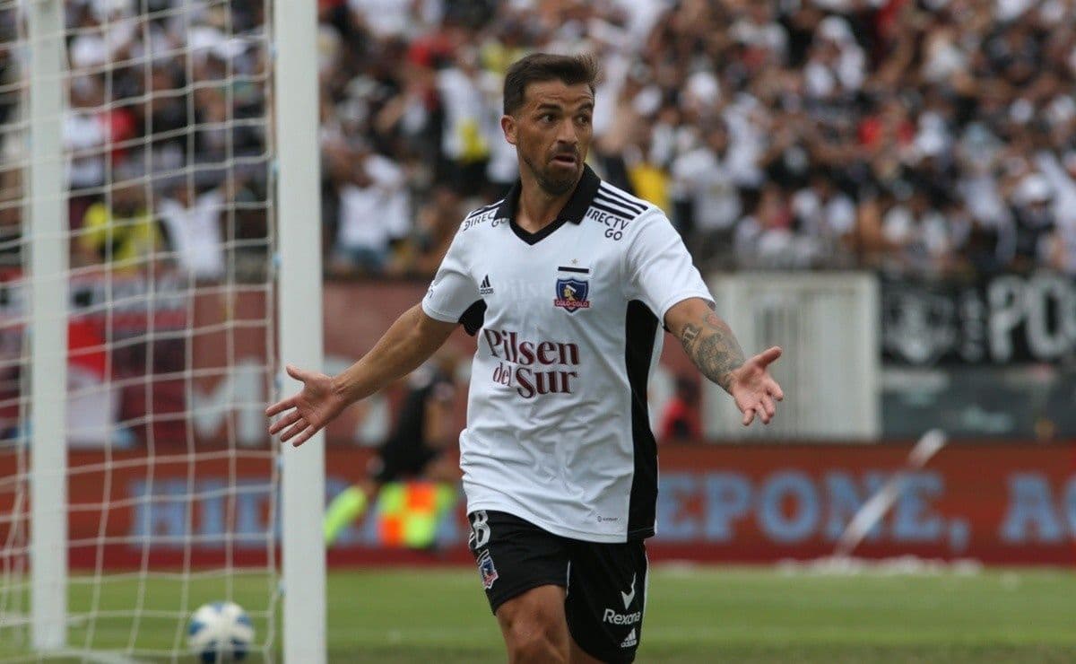El jugador uruguayo-peruano fue presentado de manera oficial en su nuevo club