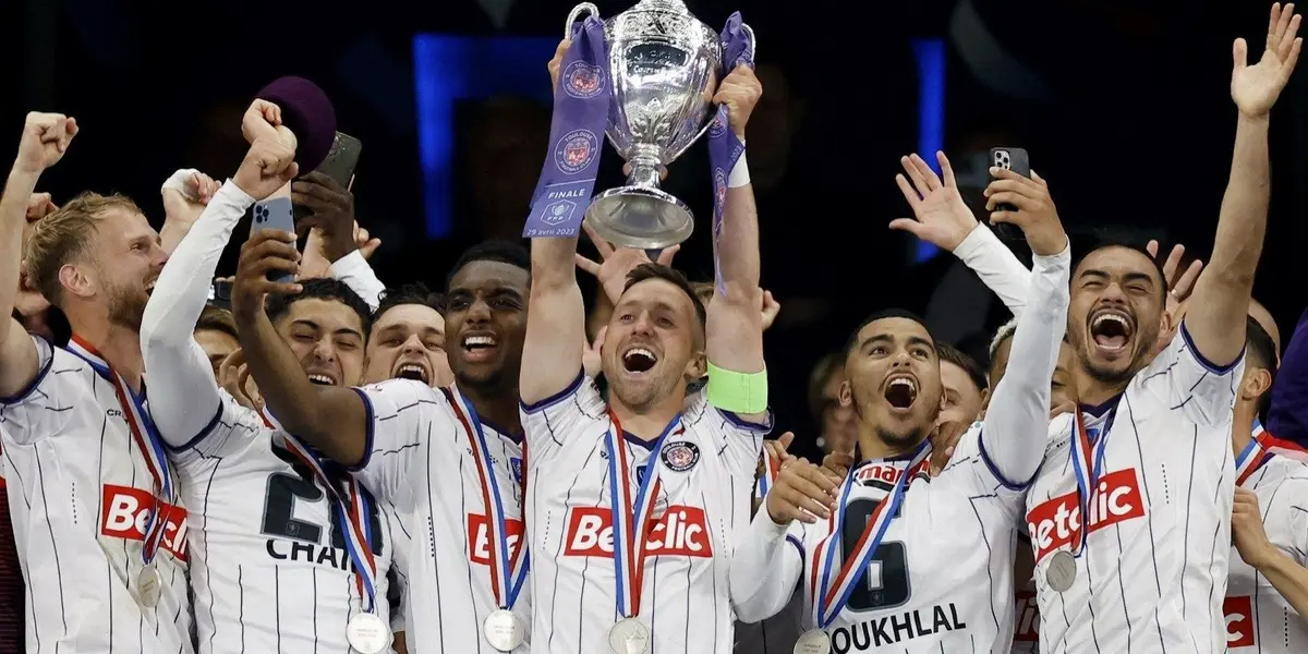 El lateral de la selección chilena se proclamó campeón en Francia.