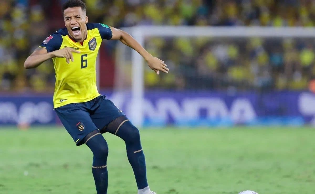 El medio argentino publicó una imagen donde aparece el jugador ecuatoriano. Una controversia a raíz del cumpleaños del jugador.