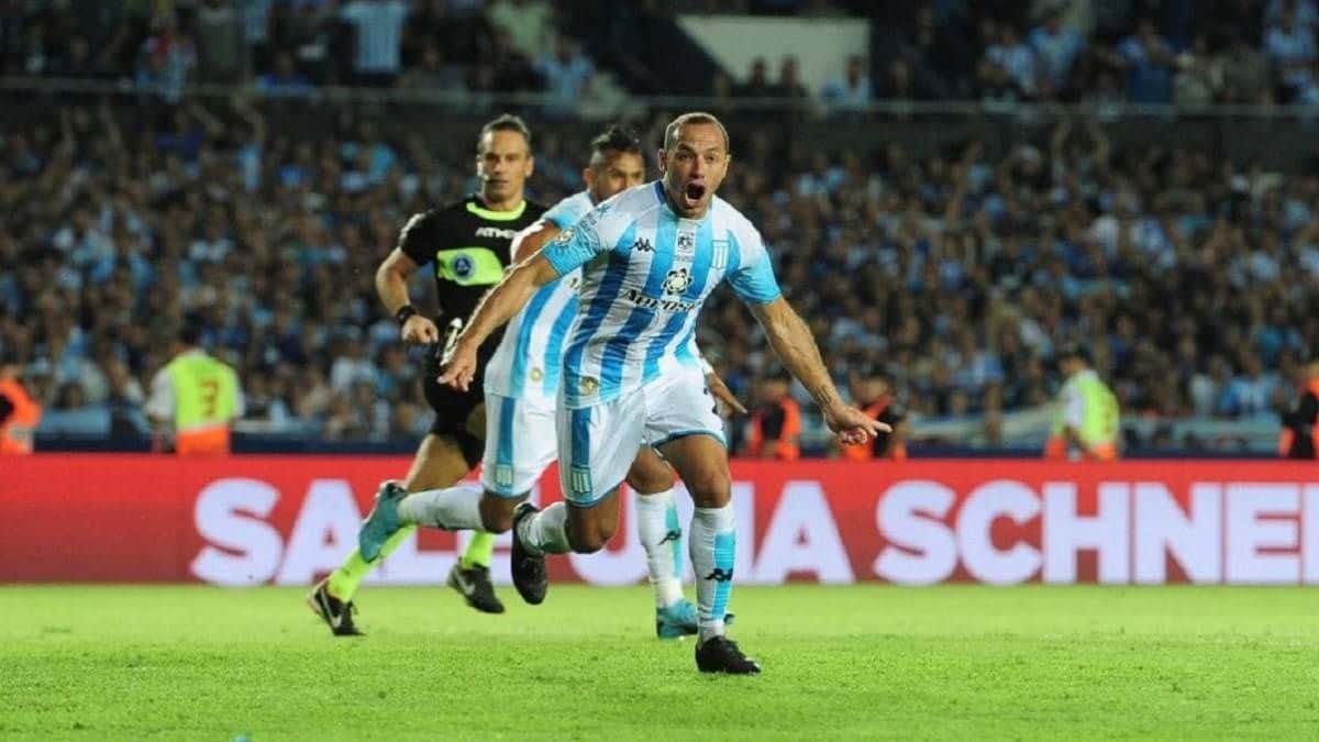 El mediocampista nacional festejó el triunfo de la Albiceleste.