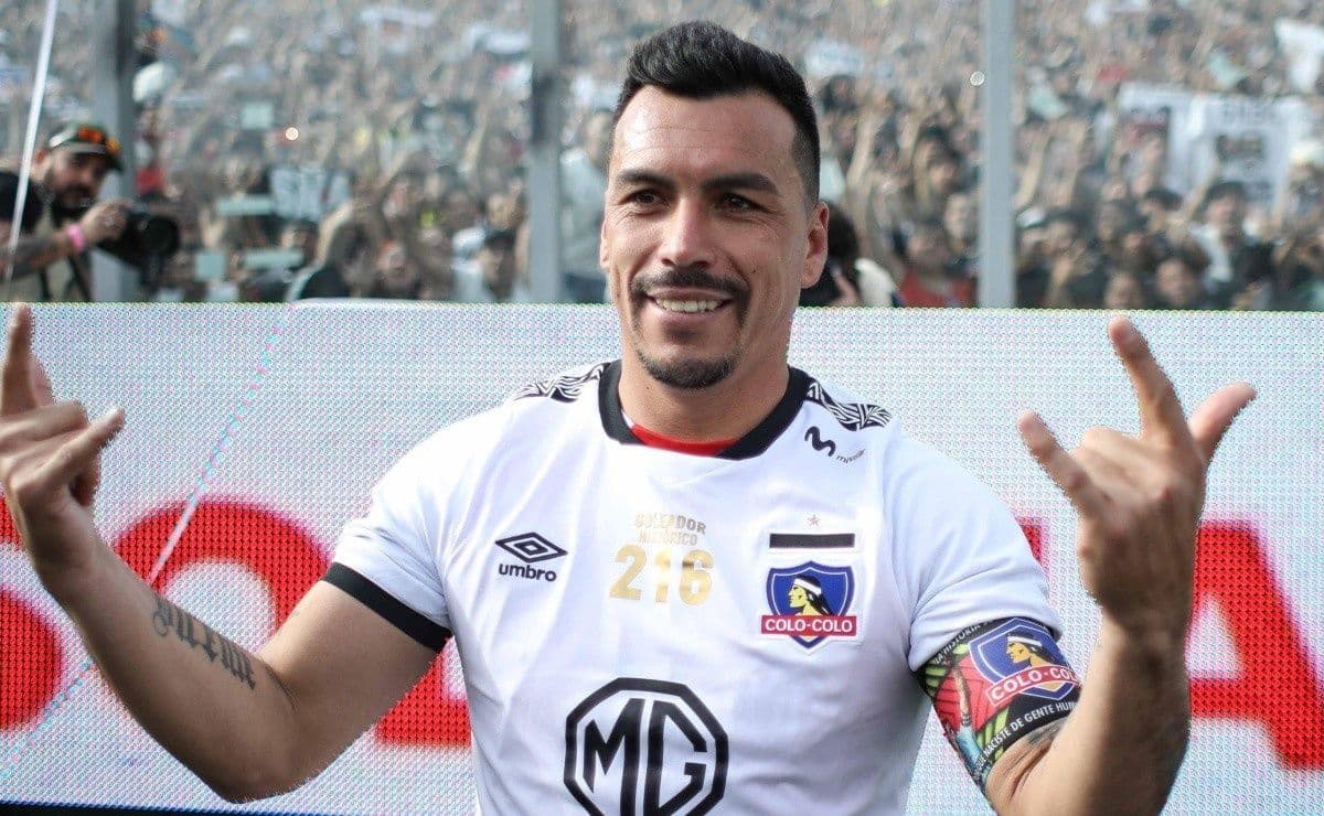 El partido para despedir a Esteban Paredes se tenía pensado para enero, pero el cambio de pasto retrasó la organización