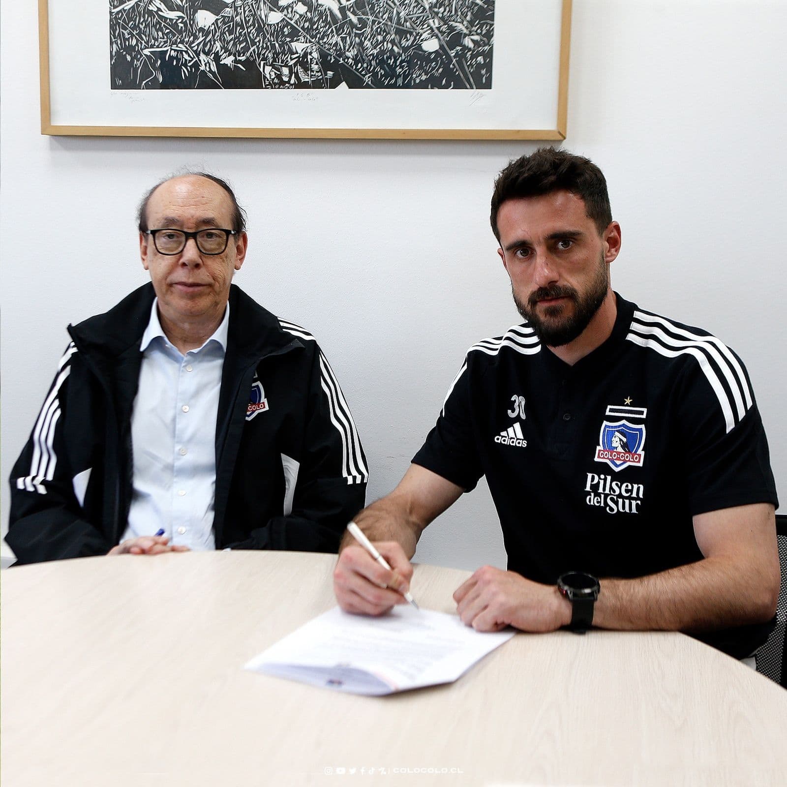 El primer refuerzo de Colo Colo para la temporada 2023 ya estampó su firma y es el nuevo jugador albo. Preguntado por la U, el meta le restó importancia.