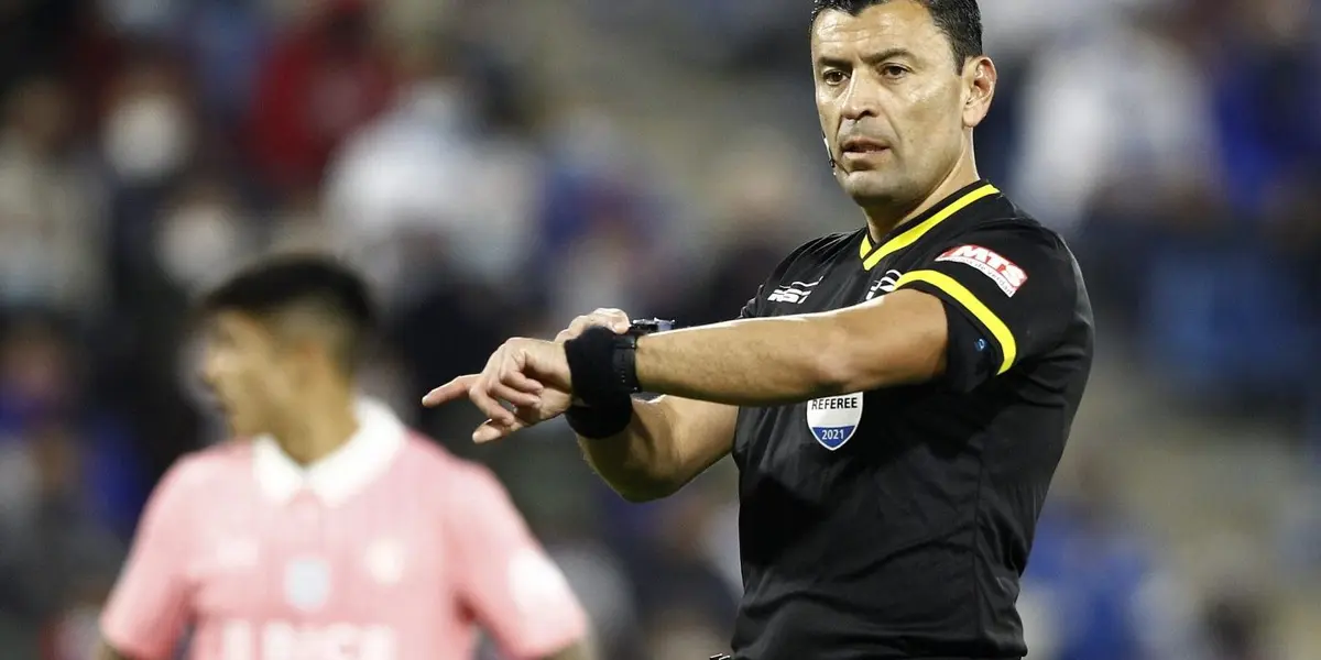 El recientemente retirado árbitro tendrá una nueva función en el ente regulador del fútbol chileno y llegó con todo a su instalación.