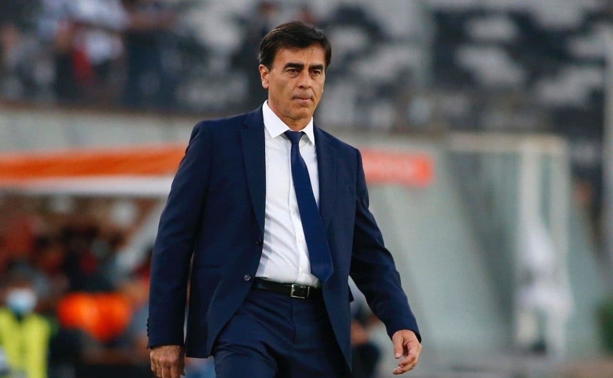 El técnico del Cacique se molestó tras la salida de Óscar Opazo.