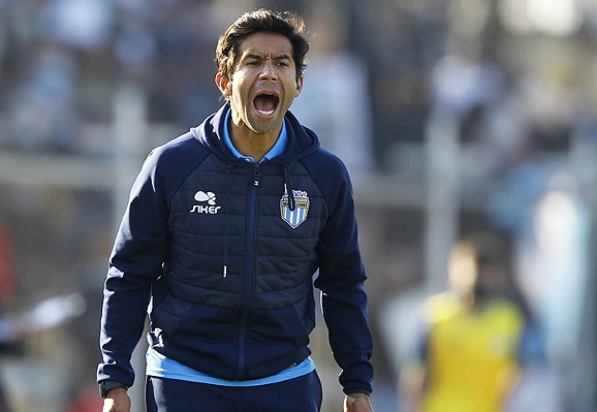 El técnico Nicolás Núñez sonríe luego de que se dijera que la UC habría cerrado a su refuerzo.
