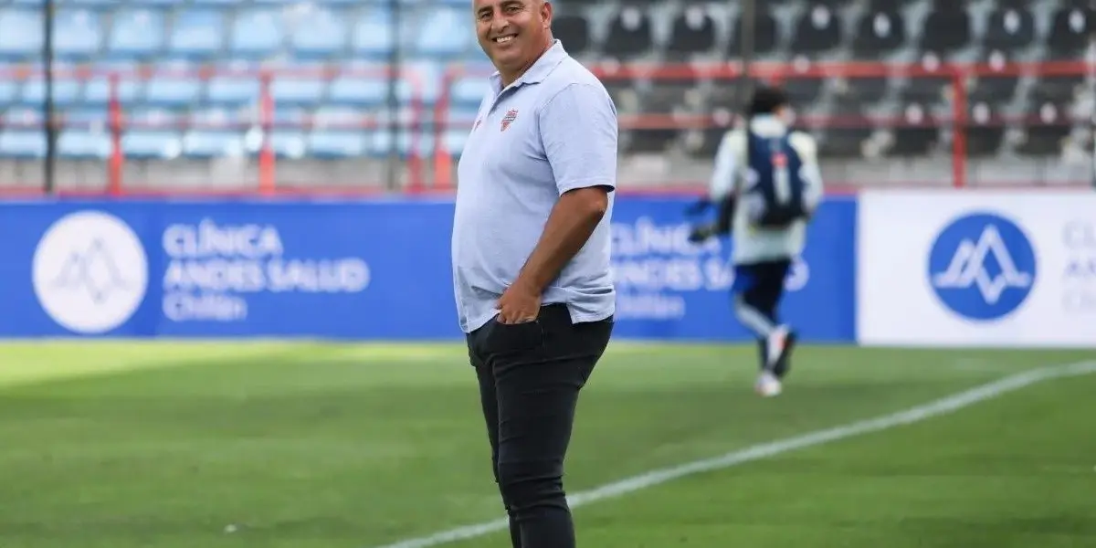 El técnico sensación de la temporada recién pasada en el fútbol chileno, tuvo un gesto con la U. de Chile que desató los rumores de su cercanía.