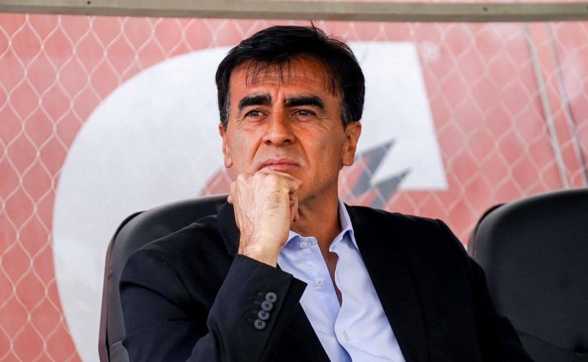 El técnico tiene muchos atacantes y sigue a la espera de más jugadores que refuercen la delantera
