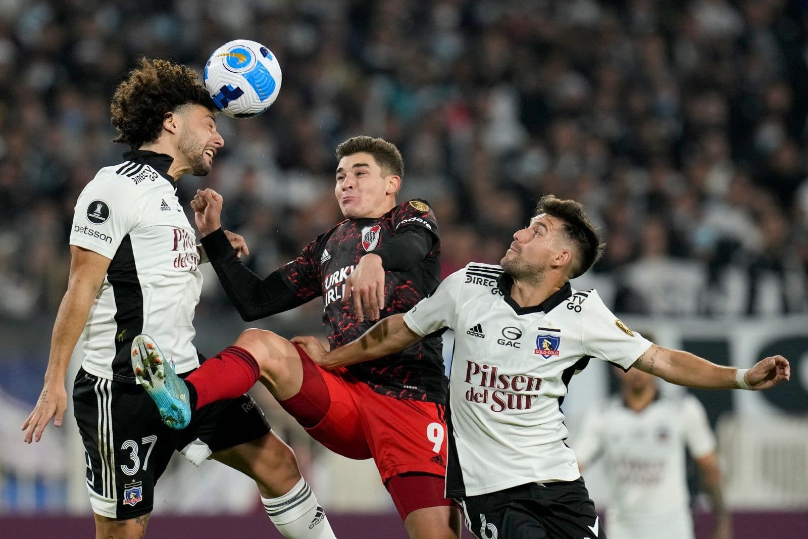 En el primer encuentro válido por el Triangular Internacional, Colo Colo tuvo serios problemas defensivos, pero pudo revertirlo rápidamente.