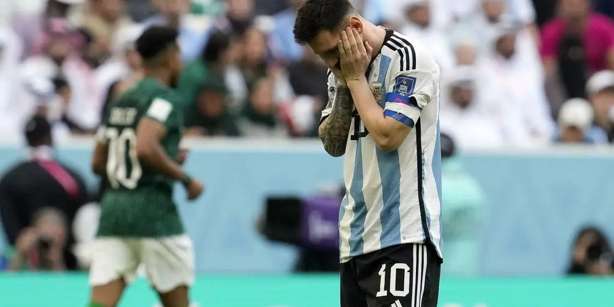 En un duelo que quedará para los libros de historia, Argentina perdió en su debut ante el rival más débil de su grupo.