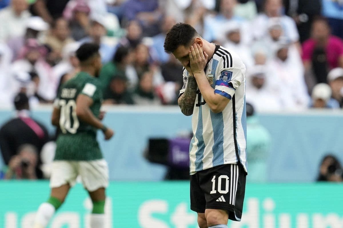 En un duelo que quedará para los libros de historia, Argentina perdió en su debut ante el rival más débil de su grupo.