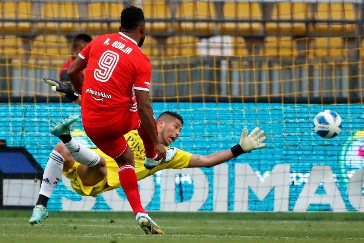 En un muy entretenido cotejo, Colo Colo empató el primer partido del Triangular Amistoso. Muchos goles, expulsiones e incidencias para ambos equipos.