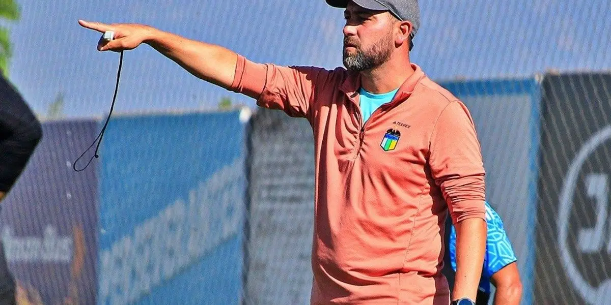 Ex futbolista y con cinco años dirigiendo, el trasandino se robó los aplausos tras su planteamiento ante Colo Colo