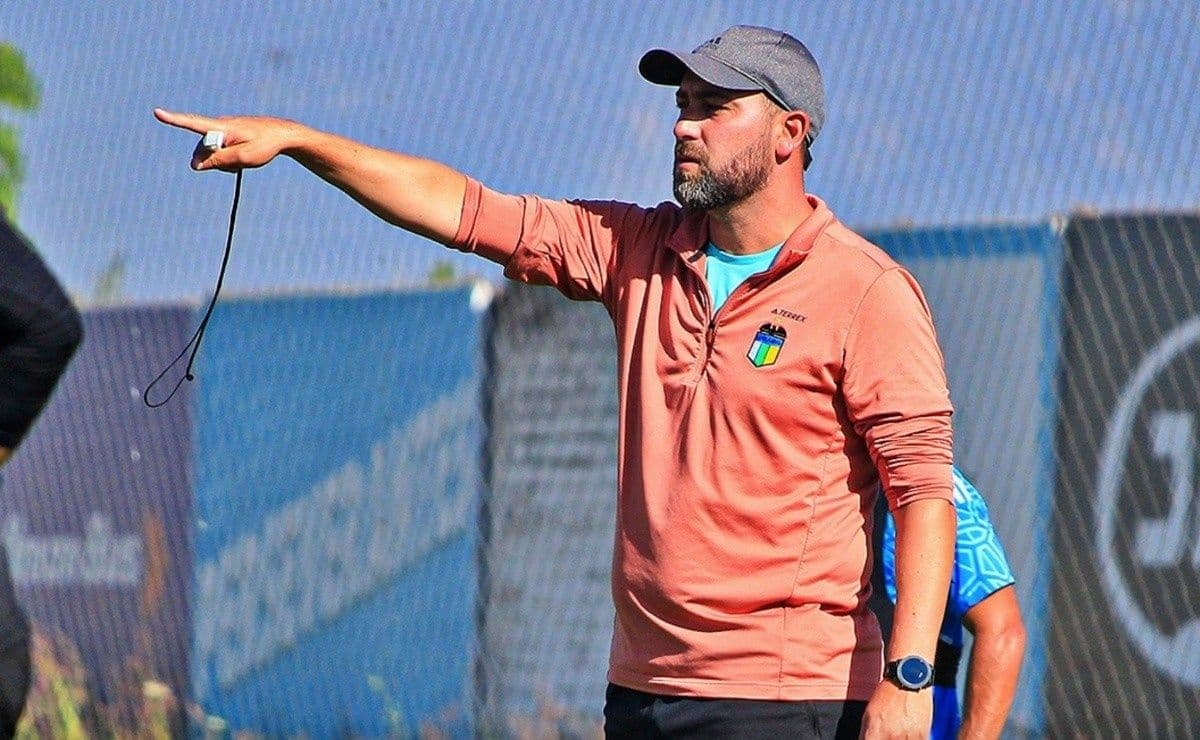 Ex futbolista y con cinco años dirigiendo, el trasandino se robó los aplausos tras su planteamiento ante Colo Colo