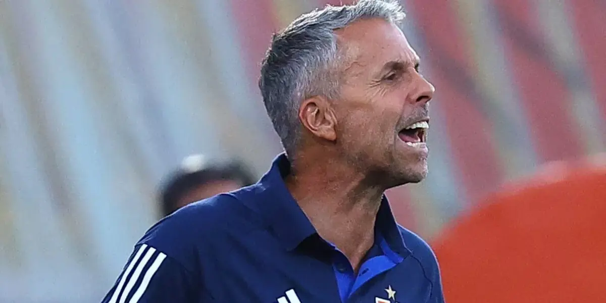 Gustavo Álvarez dirigiendo a Universidad de Chile.