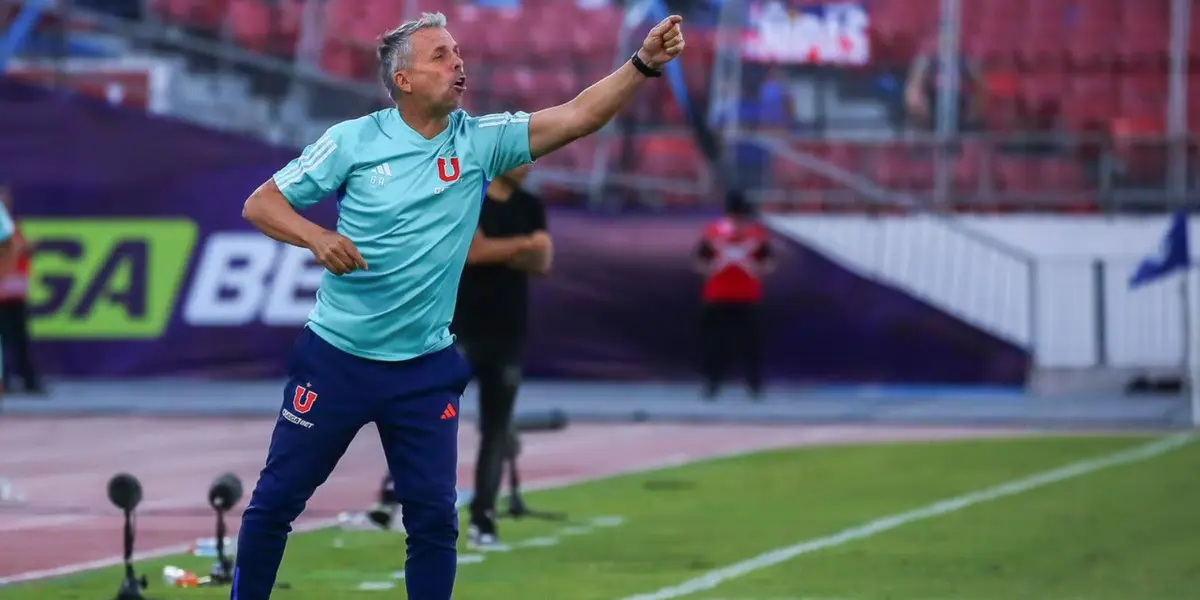 Gustavo Álvarez dirigiendo a Universidad de Chile.