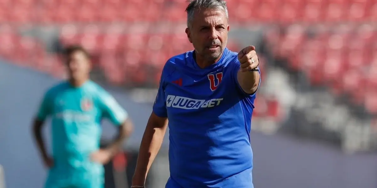 Gustavo Álvarez dirigiendo en Universidad de Chile.