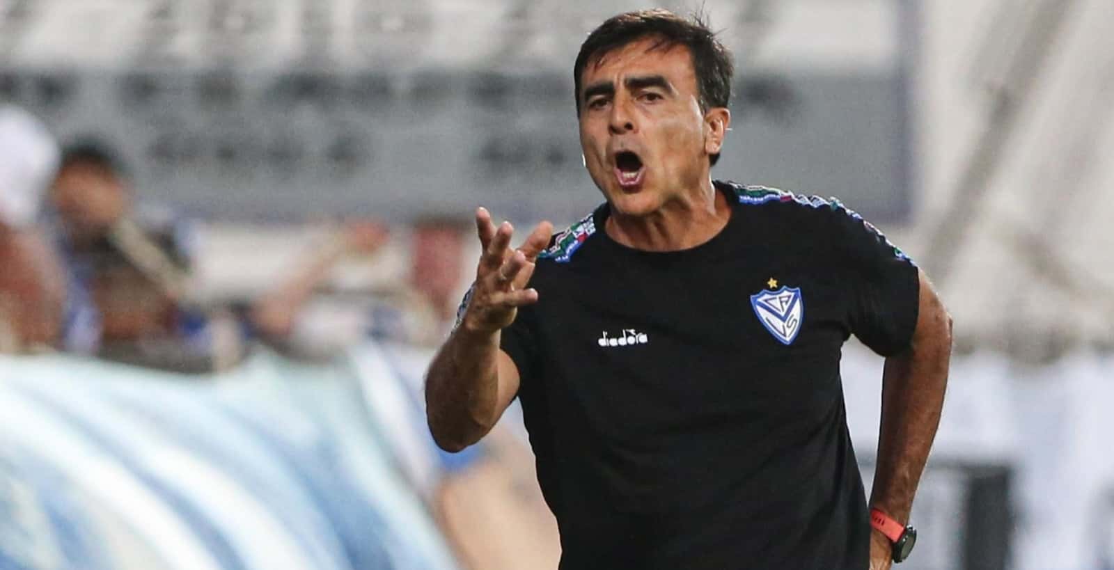 Gustavo Quinteros no lo pasa bien en Argentina